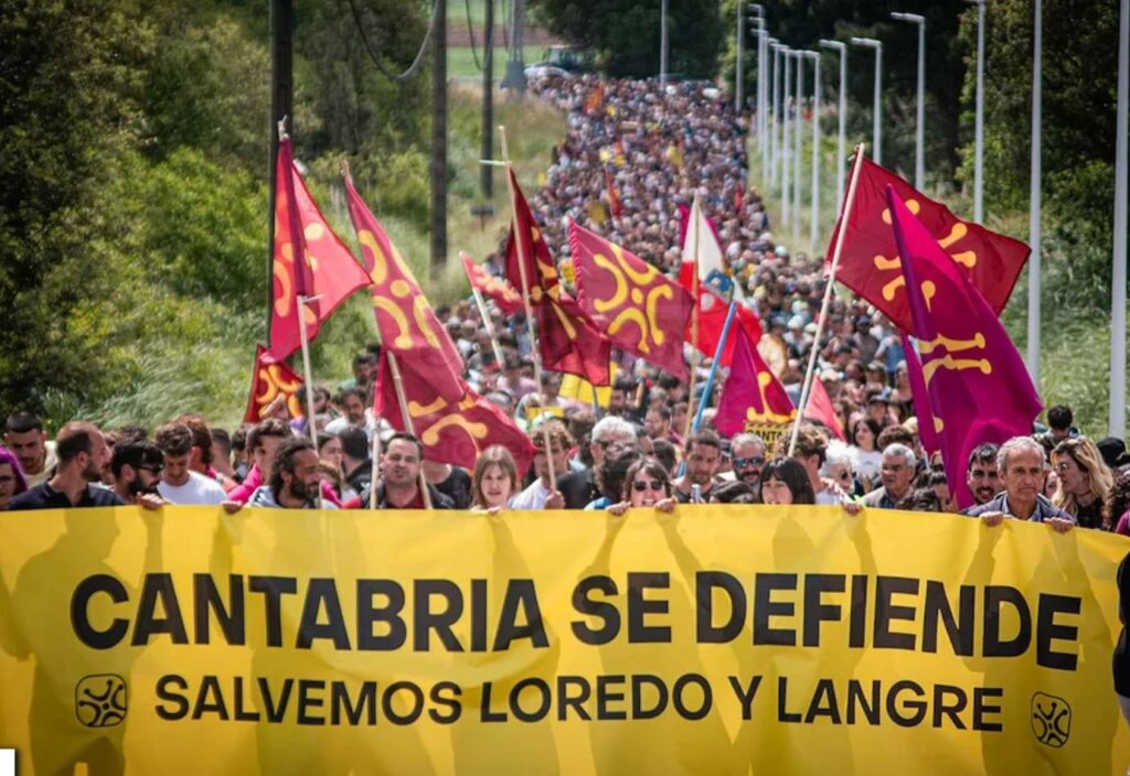 Cantabria - En la imagen de archivo miles de personas se manifiestan contra la masificación turística. La región también vive un "boom" turístico y se la ha denominado "la Ibiza del Norte".