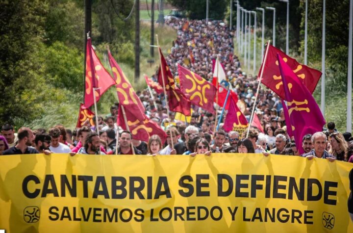 Cantabria - En la imagen de archivo miles de personas se manifiestan contra la masificación turística. La región también vive un "boom" turístico y se la ha denominado "la Ibiza del Norte".