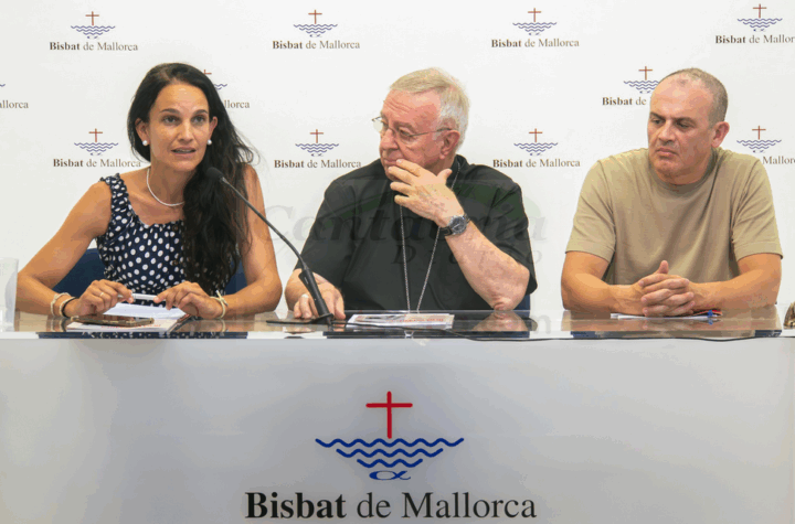 En la imagen el obispo Mons. Sebastián Taltavull; la directora de Cáritas Diocesana de Mallorca, Esther Romero y el administrador general de Cáritas Diocesana de Mallorca, Joan Bassa / (C) Foto: Bisbat de Mallorca