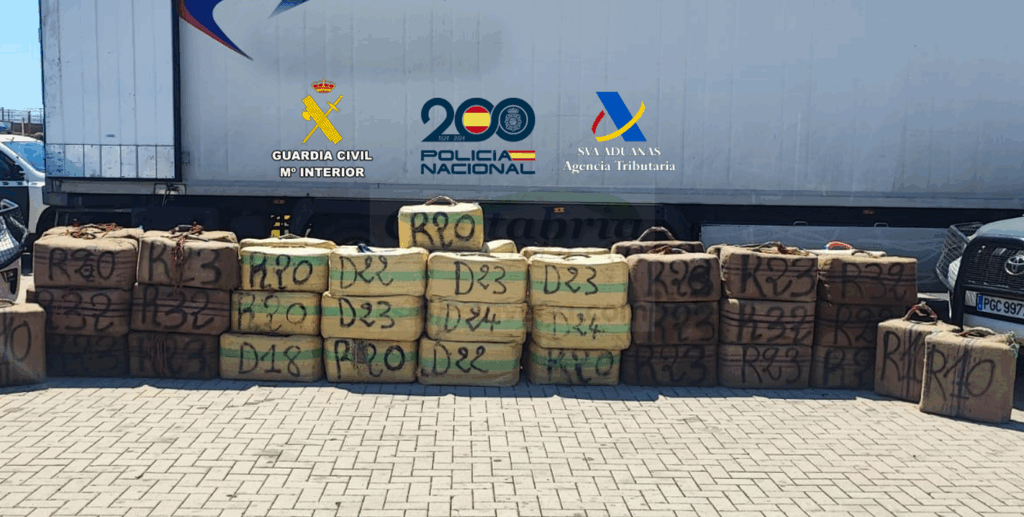 Intervenidos en el puerto de Ibiza 2.500 kilos de hachís en el interior de un camión