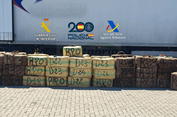 Intervenidos en el puerto de Ibiza 2.500 kilos de hachís en el interior de un camión