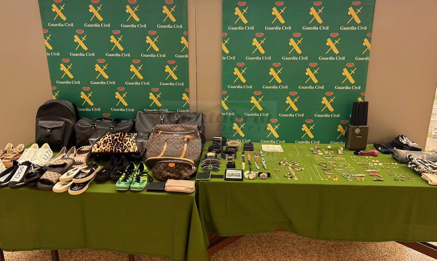 La Guardia Civil expone los objetos incautados en la operación Ceviche para que sean reconocidos por sus propietarios